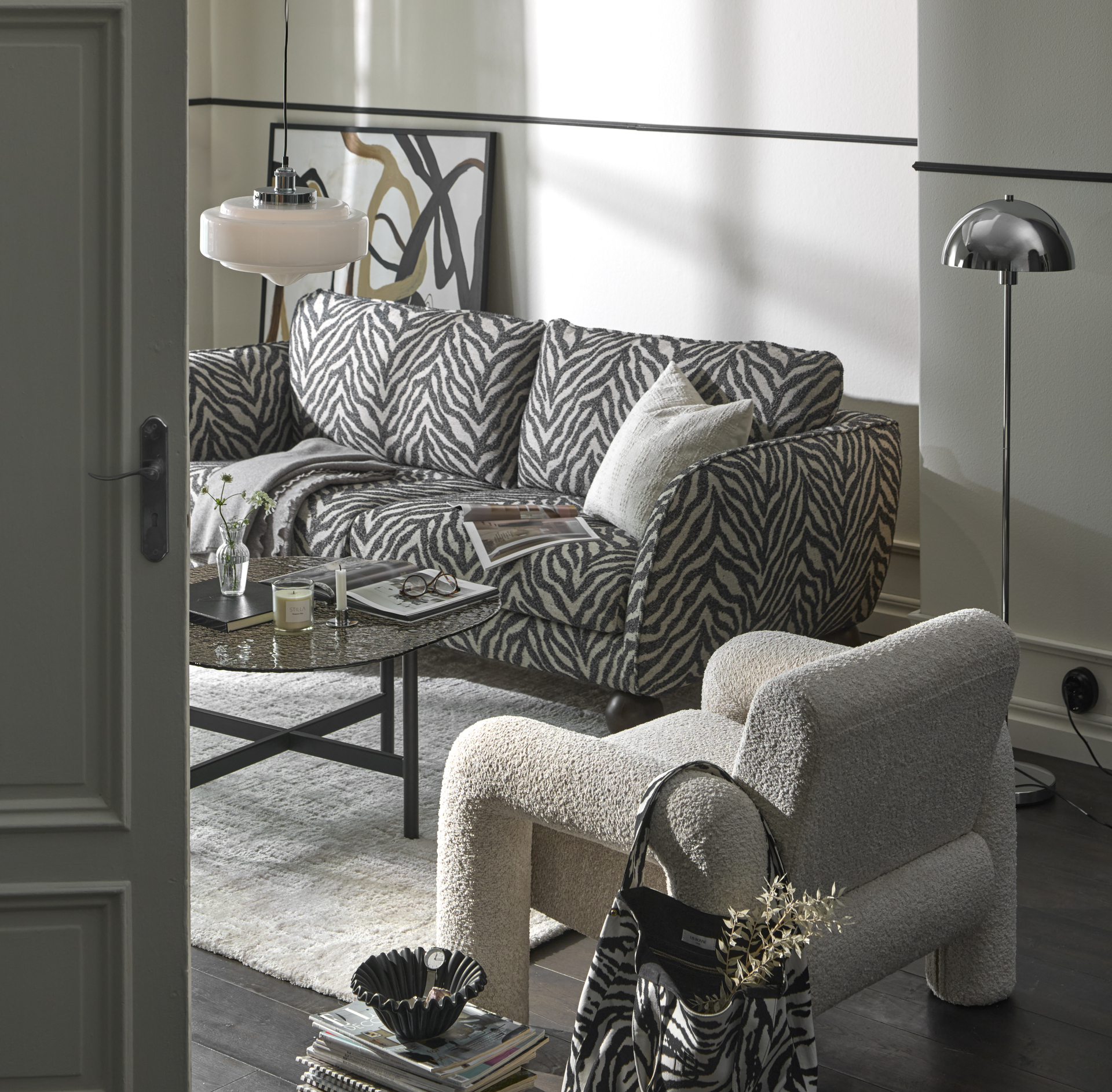 I ett stilrent vardagsrum står en zebramönstrad soffa