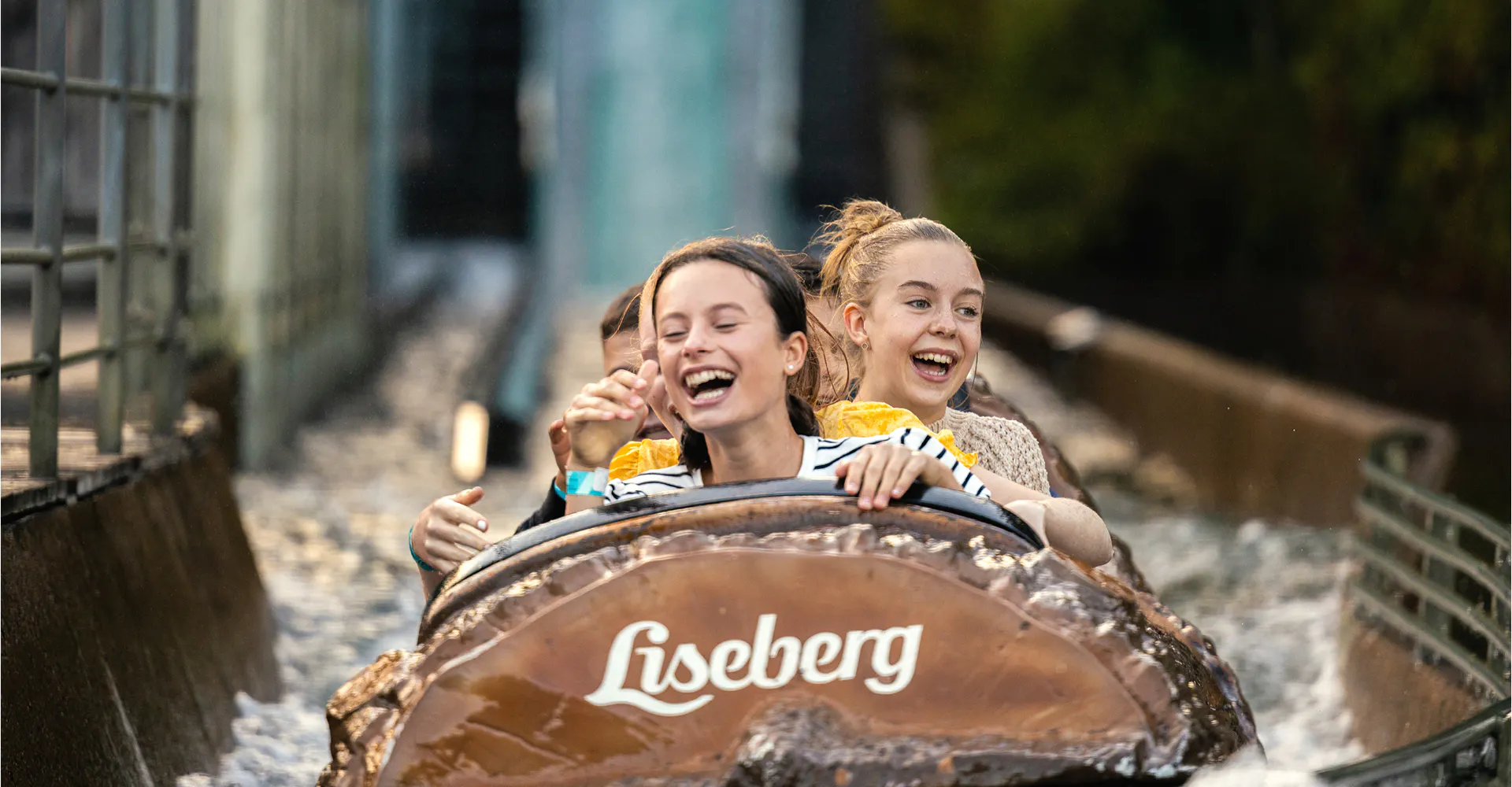 ungdomar sitter i en åkattraktion på liseberg