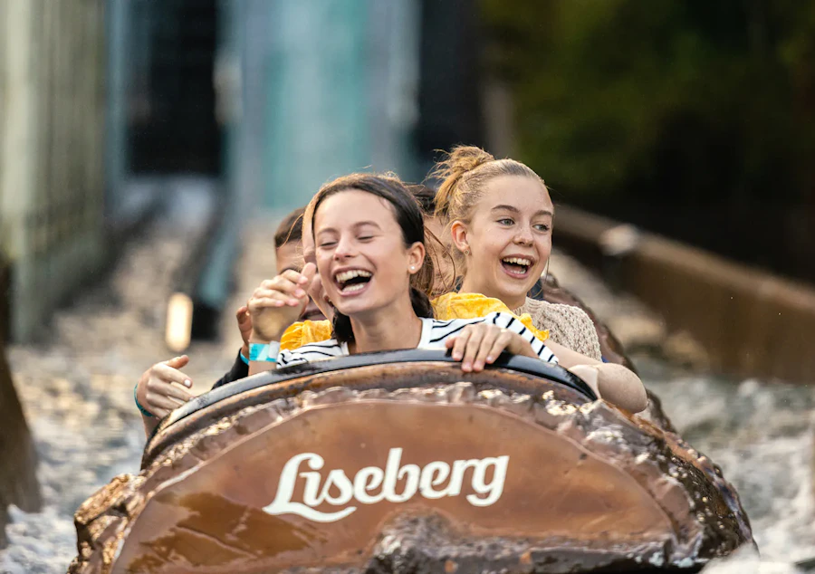 ungdomar sitter i en åkattraktion på liseberg