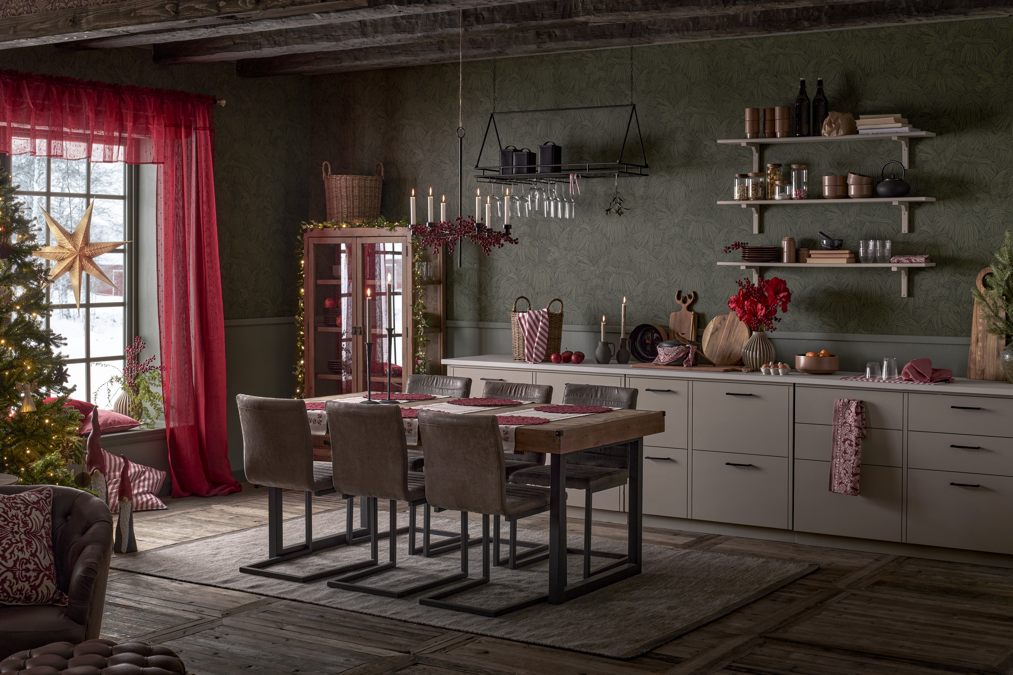 Bild som visar ett kök där hyllplanen matchar färgen på luckorna