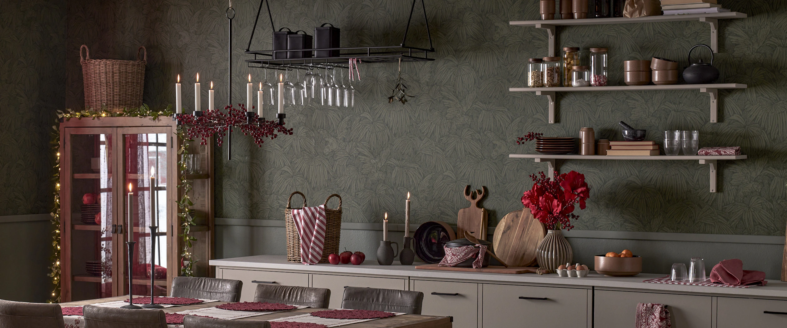 Bild som visar ett kök där hyllplanen matchar färgen på luckorna