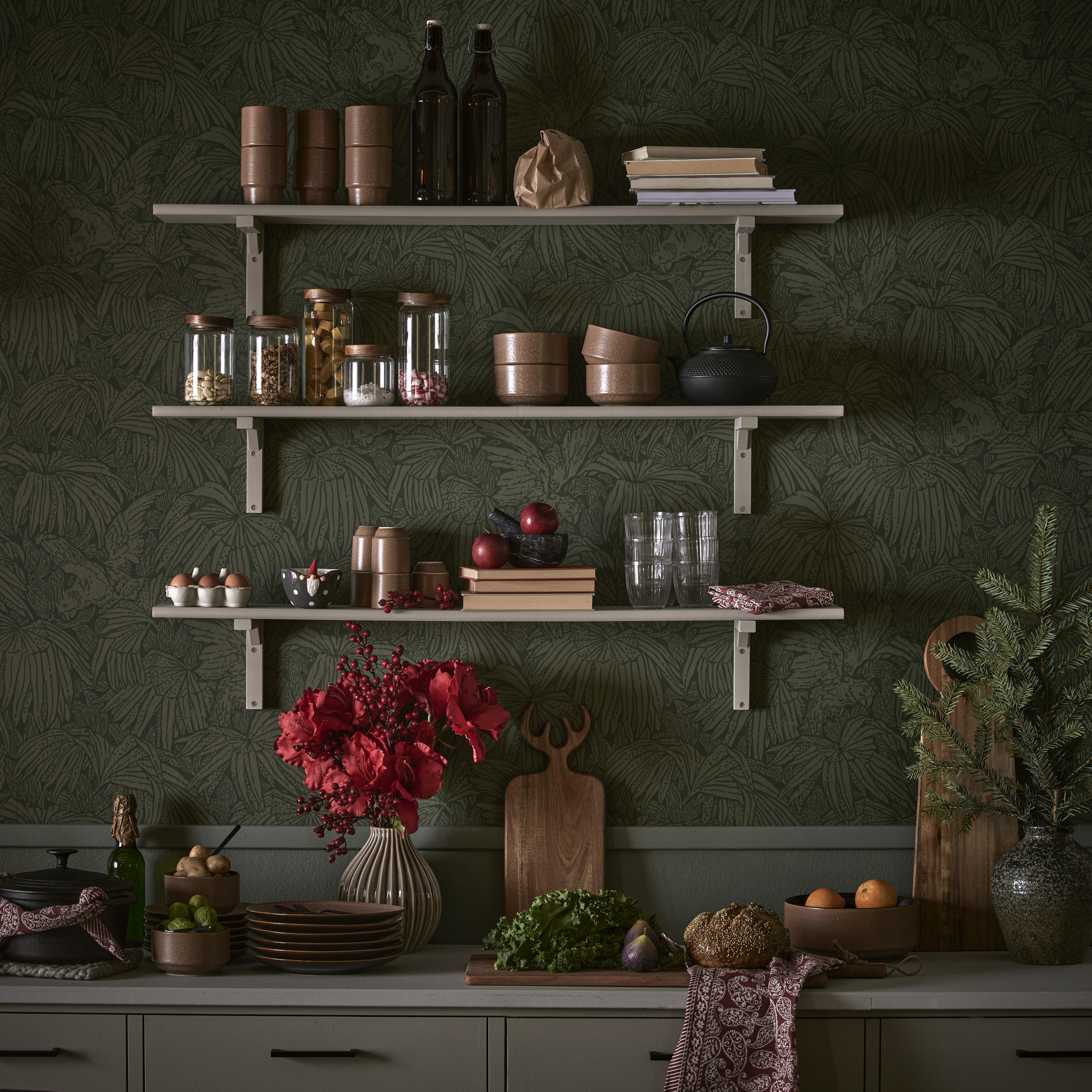 Bild som visar hyllor i en varmgrå färg över en köksbänk