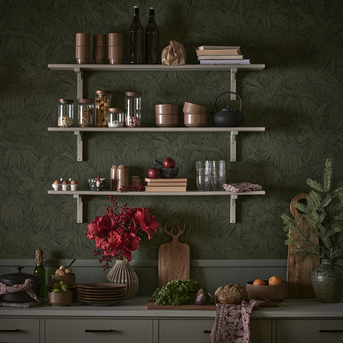 Bild som visar hyllor i en varmgrå färg över en köksbänk