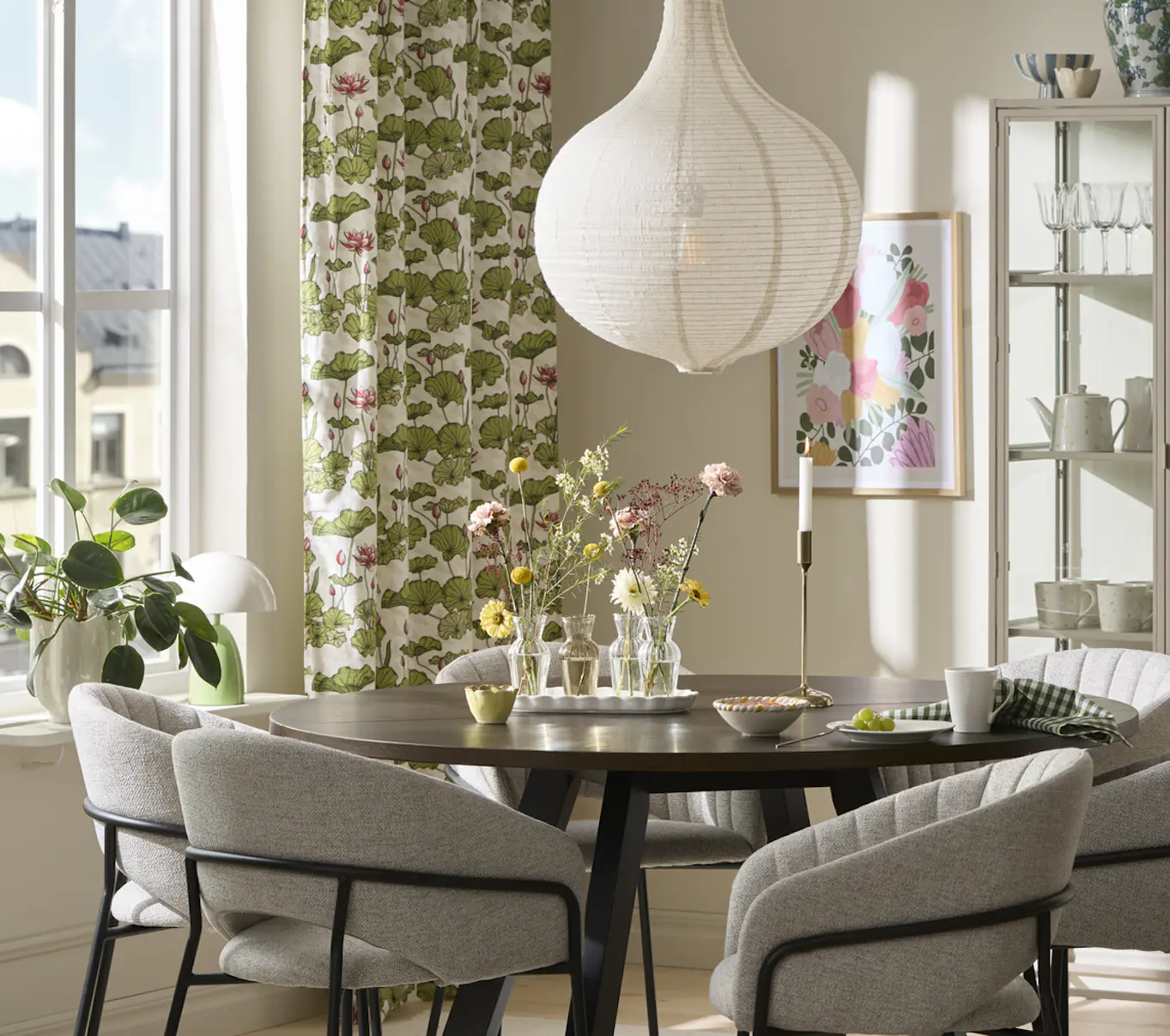 En matgrupp står framför ett fönster med gardiner med grönt mönster