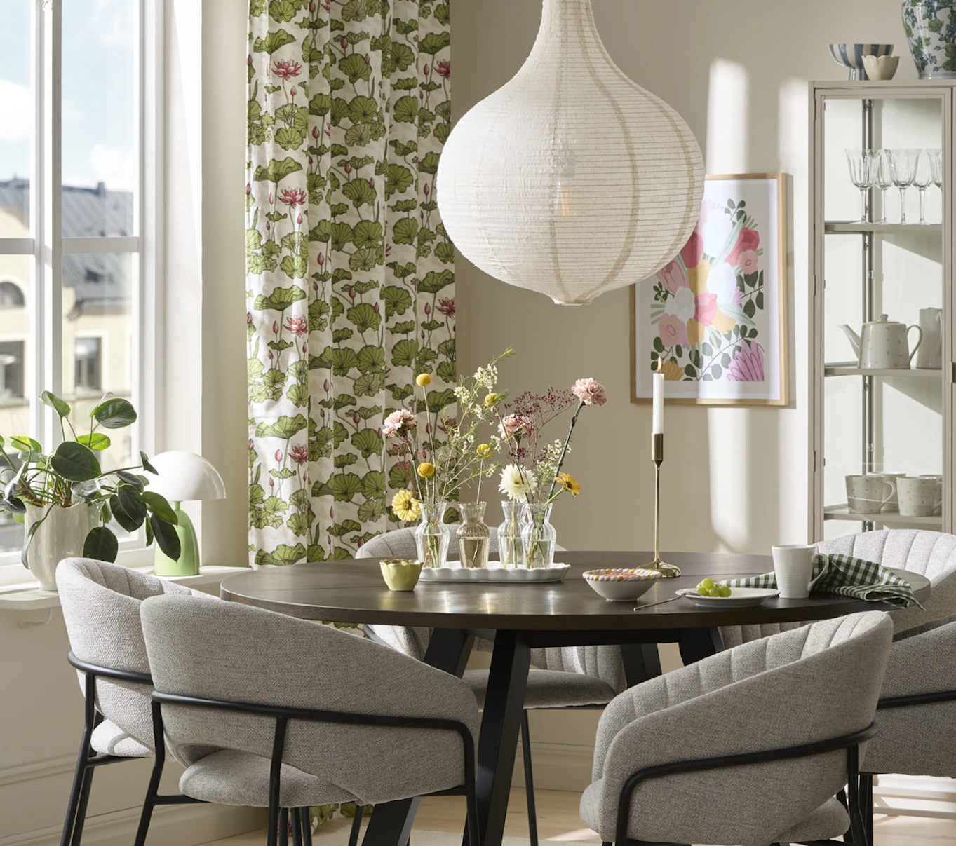 En matgrupp står framför ett fönster med gardiner med grönt mönster