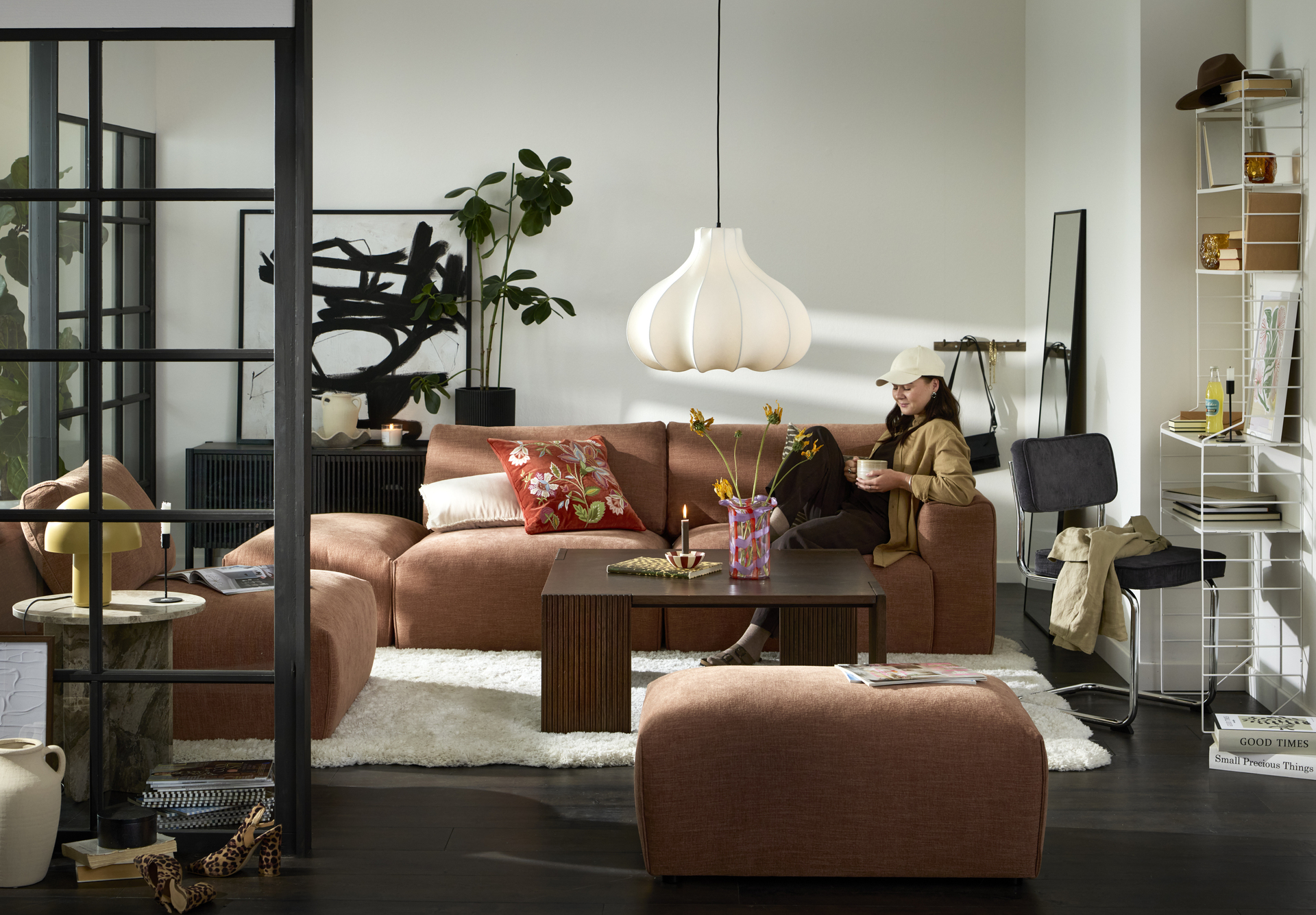 I soffnyheten Free sitter en ung kvinna och läser ett magasin.