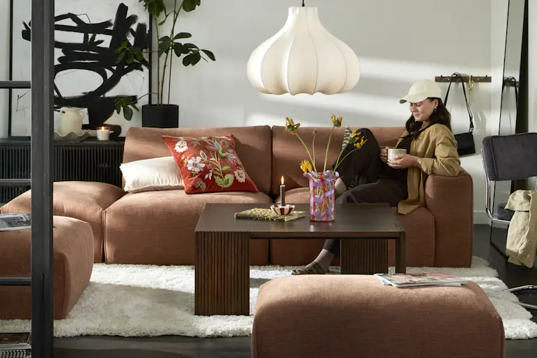 I soffnyheten Free sitter en ung kvinna och läser ett magasin.