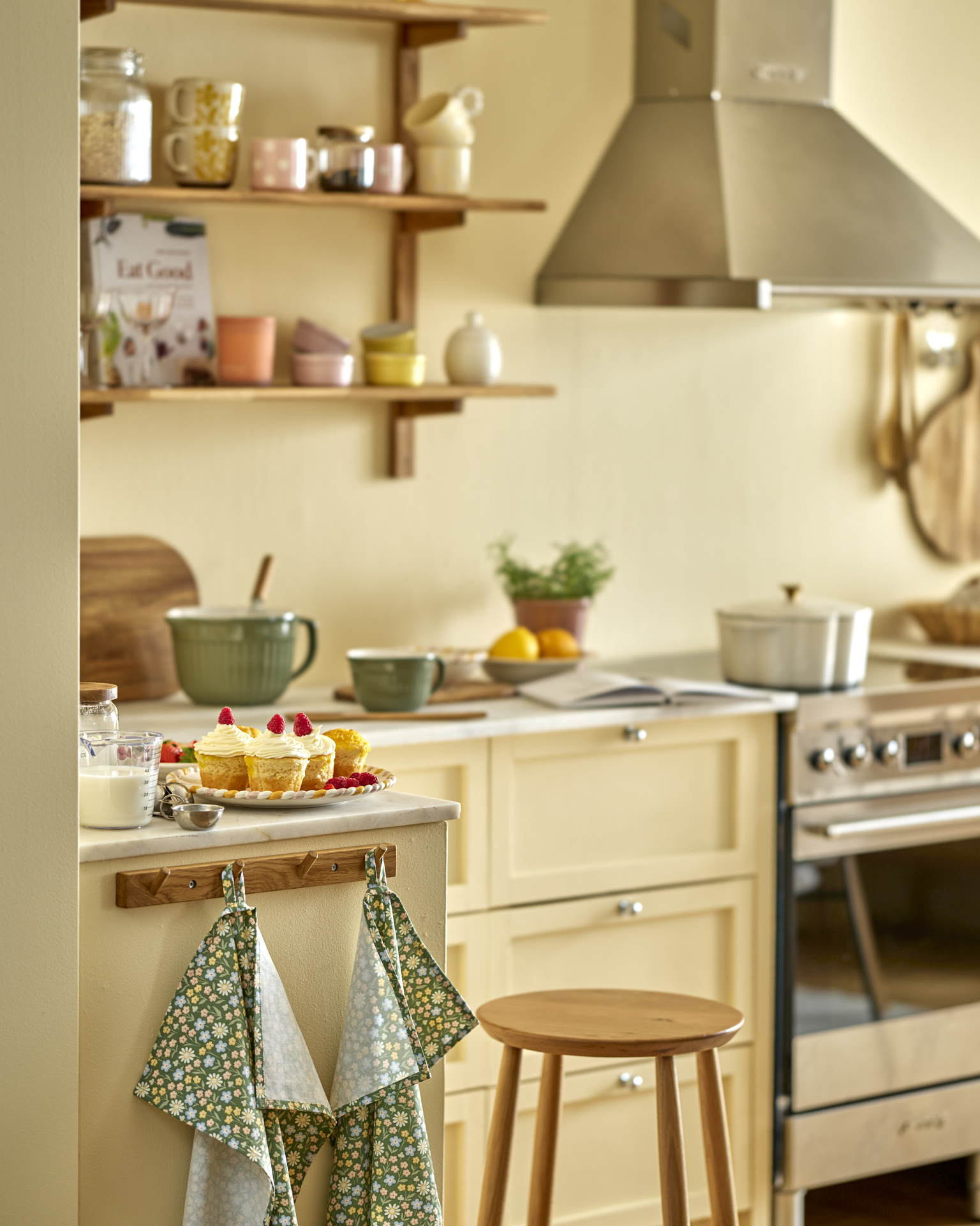 ett gult kök där det står en tårta och andra bakredskap