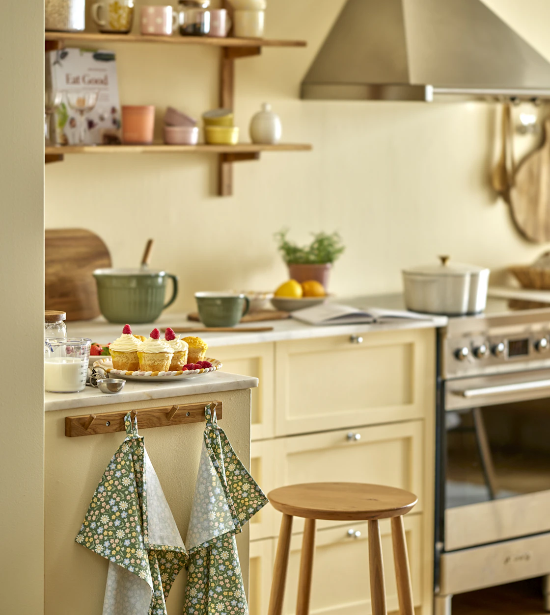 ett gult kök där det står en tårta och andra bakredskap