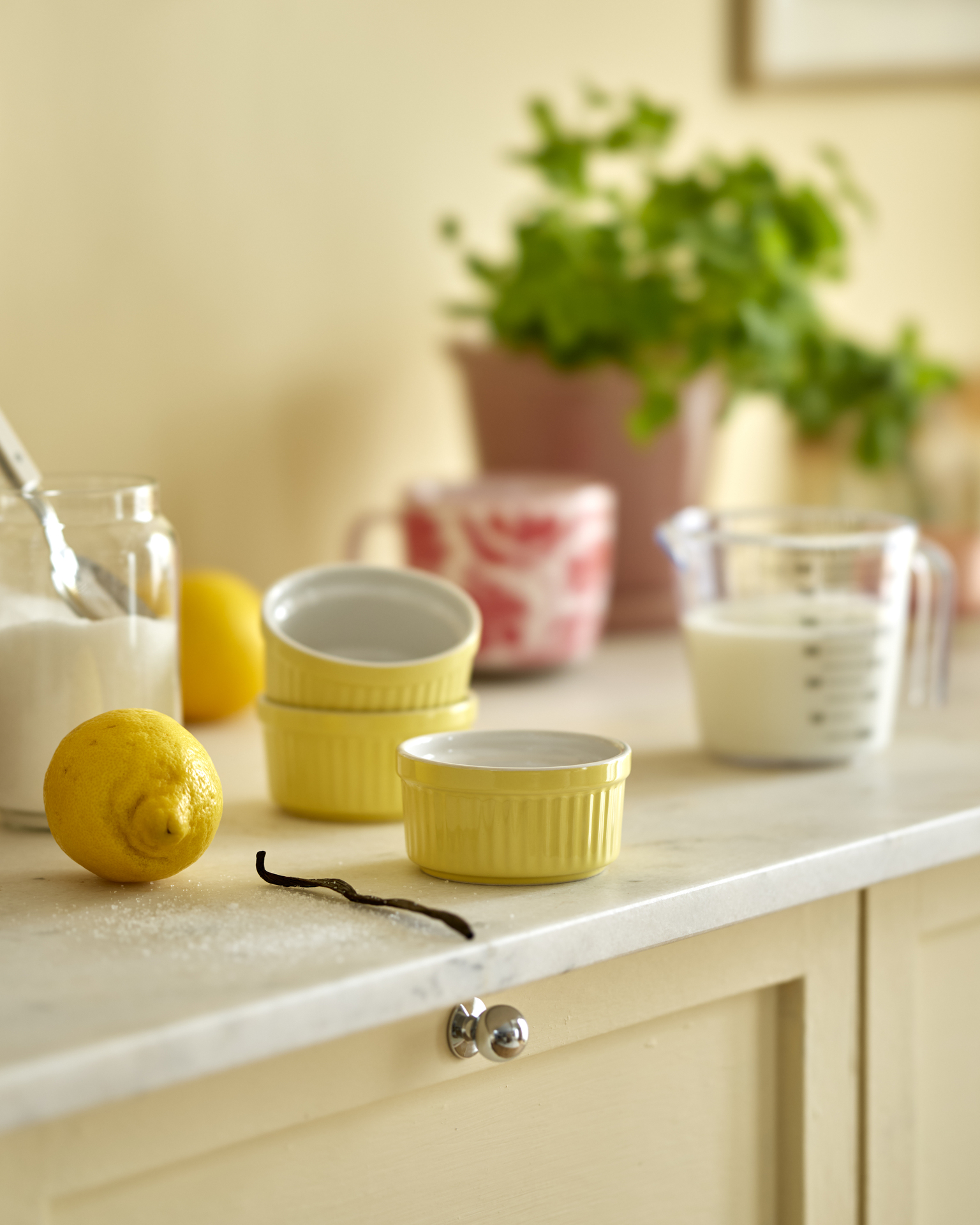 små gula pajformar står på en köksbänk