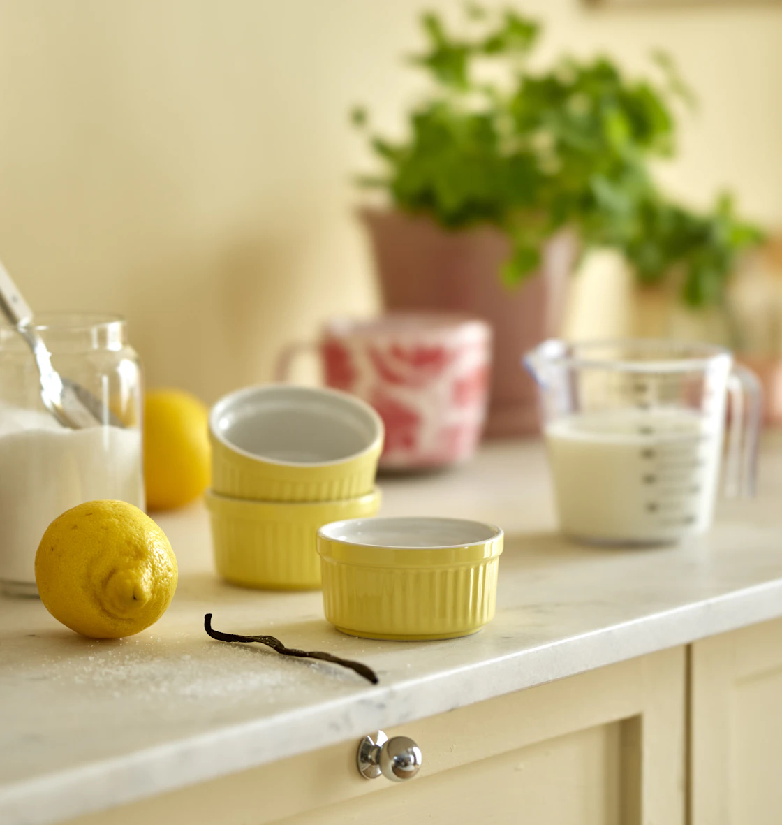 små gula pajformar står på en köksbänk