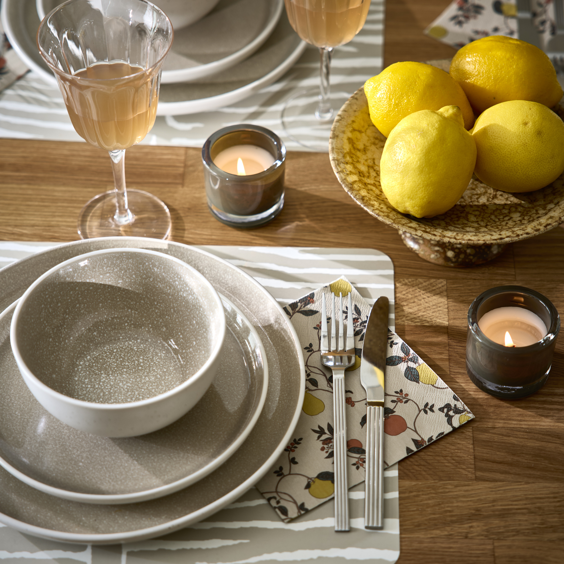 En dukning med två tallrikar och en skål från servisen Lykke.