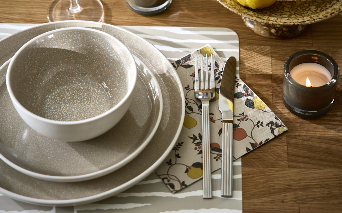 En dukning med två tallrikar och en skål från servisen Lykke.