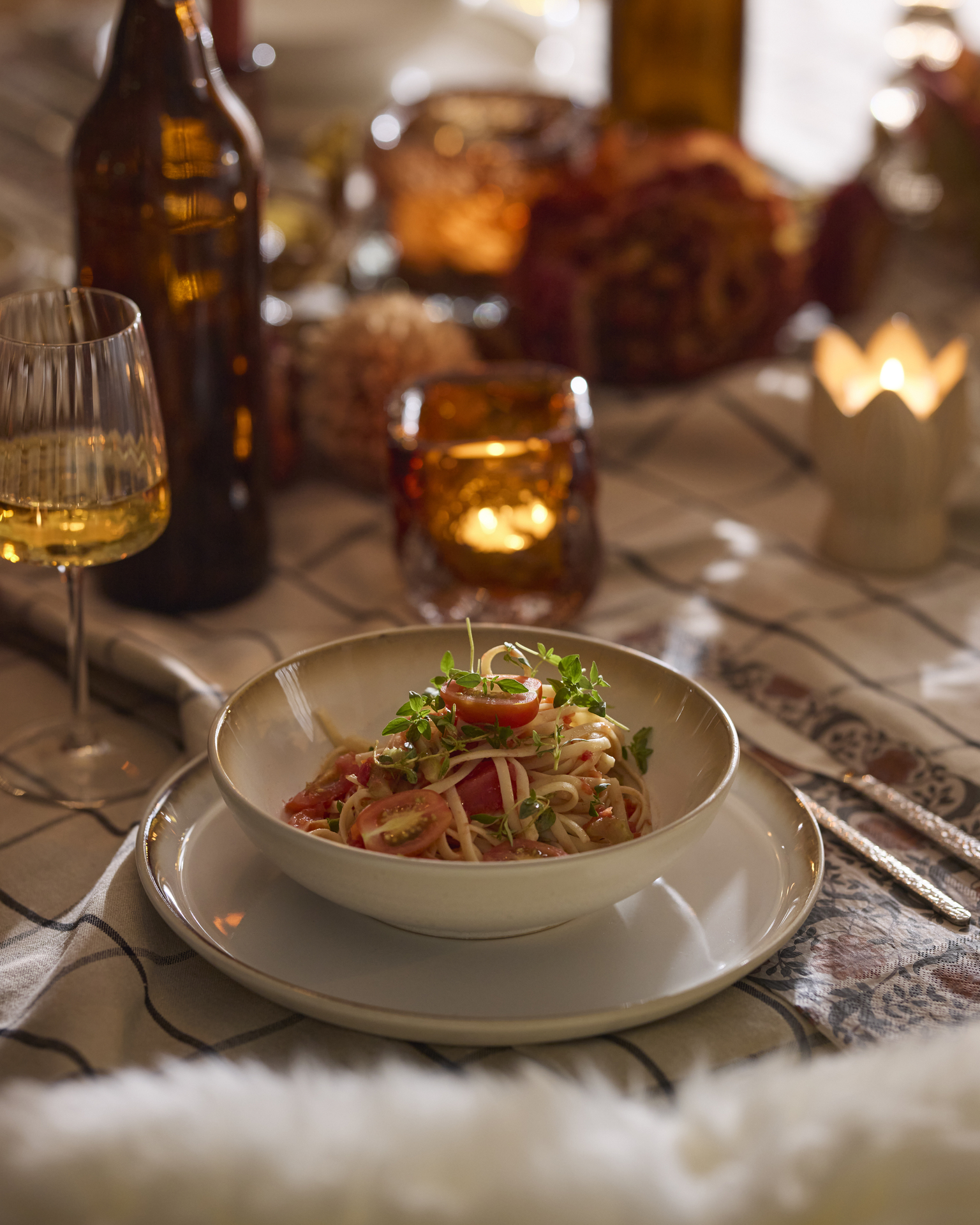 Ett dukning med tallrik och pastatallrik från servisen Bitz Gastro.