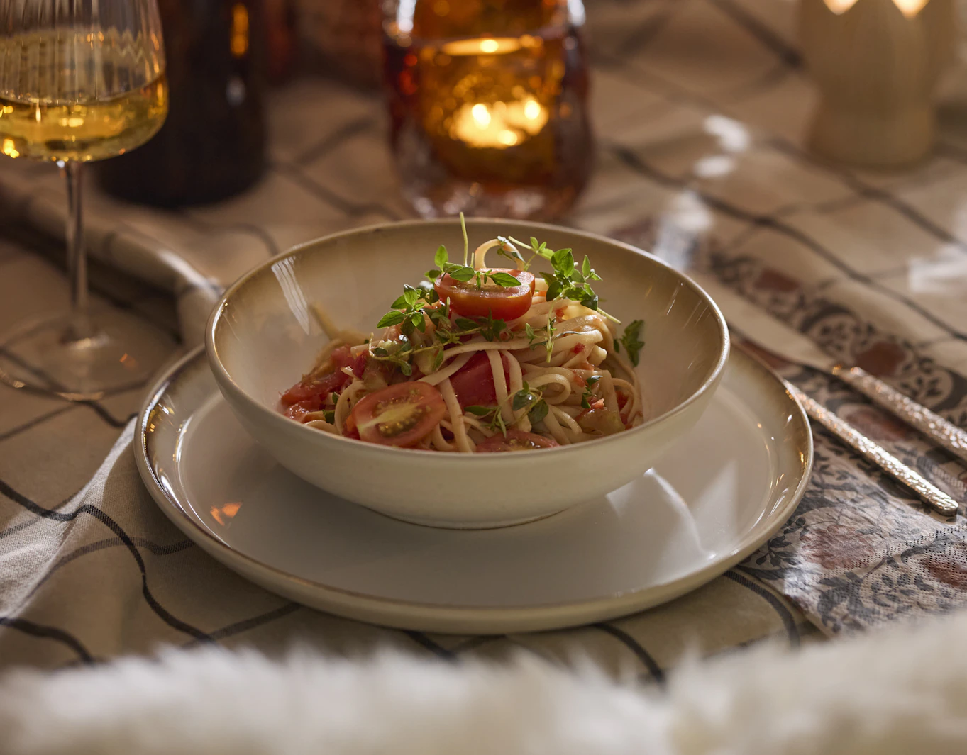 Ett dukning med tallrik och pastatallrik från servisen Bitz Gastro.