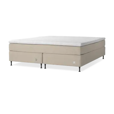 en beige kontinentalsäng