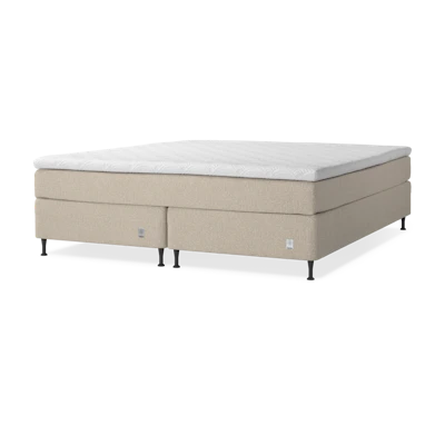 en beige kontinentalsäng