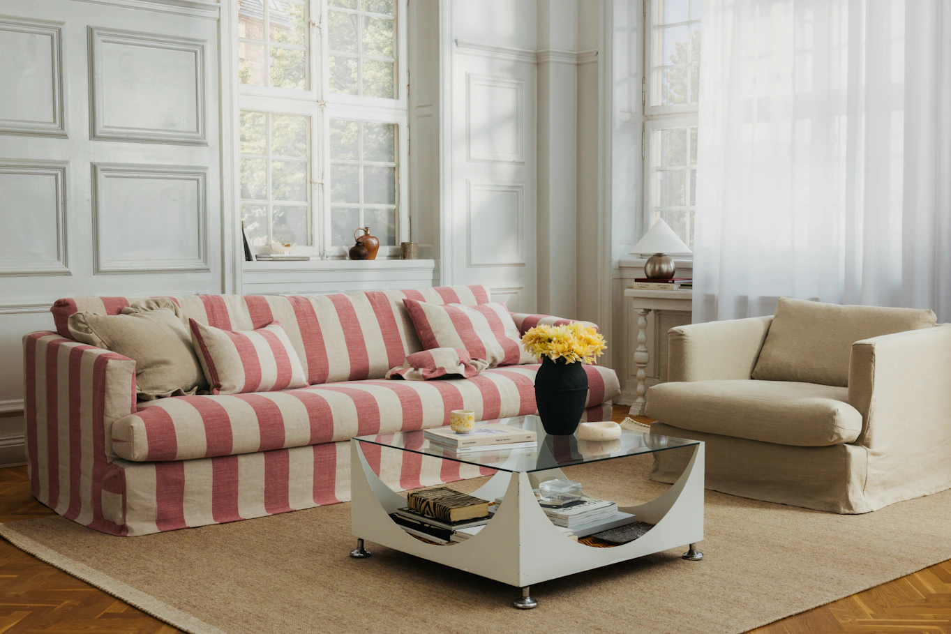Soffa i breda röd/vit ränder i trendigt vardagsrum.