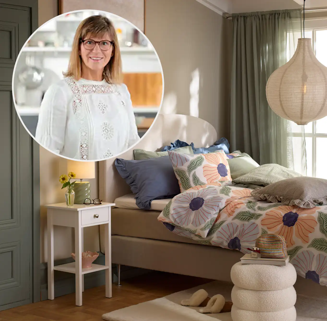 Säng med blommiga påslakan i ett sovrum med grå och gröna jordnära färger. På bilden är en porträttbild inmonterad föreställande Ann-Charlotte Linde som är kulörchef på Nordsjö.