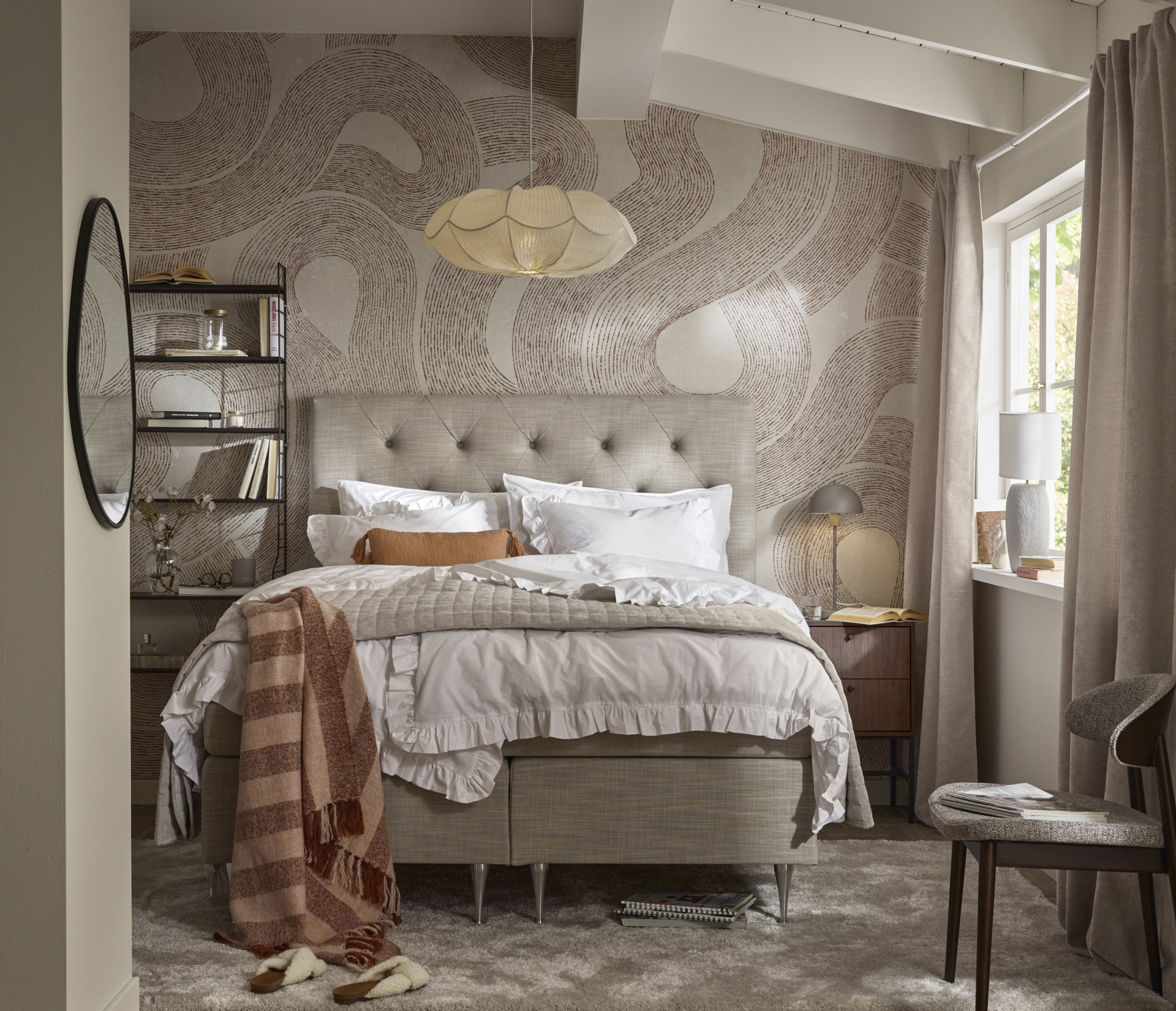 en beige bäddad kontinentalsäng står i ett sovrum 