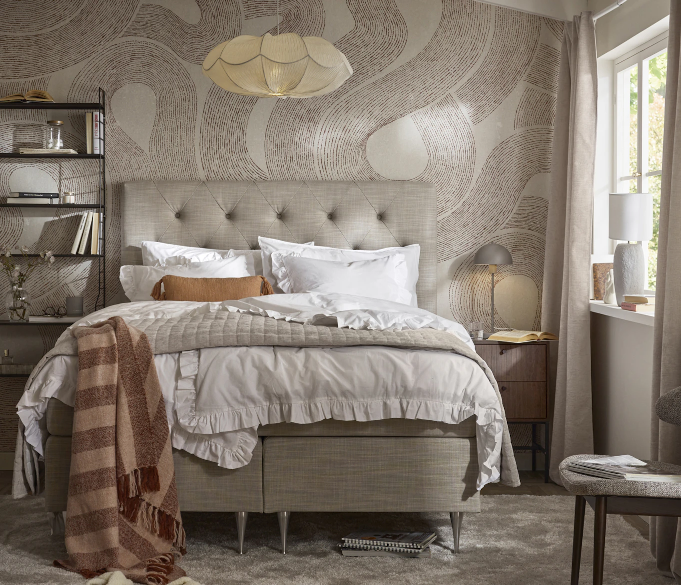 en beige bäddad kontinentalsäng står i ett sovrum