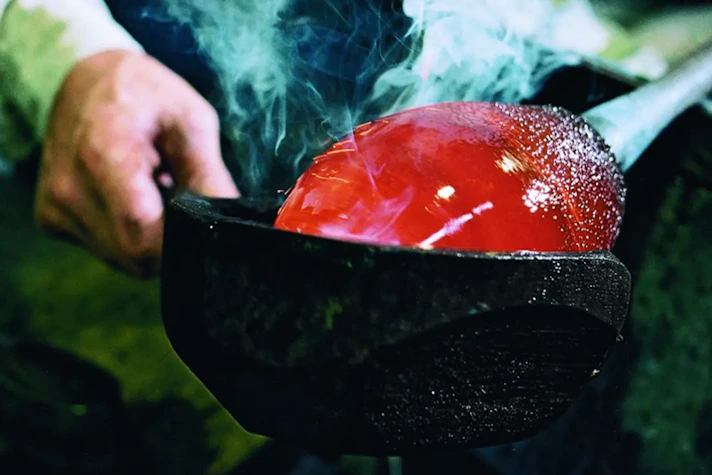 en bild som visas hur det går till när glas från kosta boda skapas