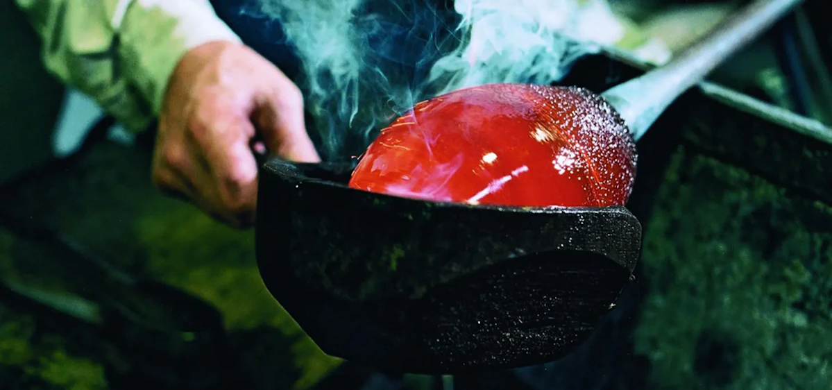 en bild som visas hur det går till när glas från kosta boda skapas