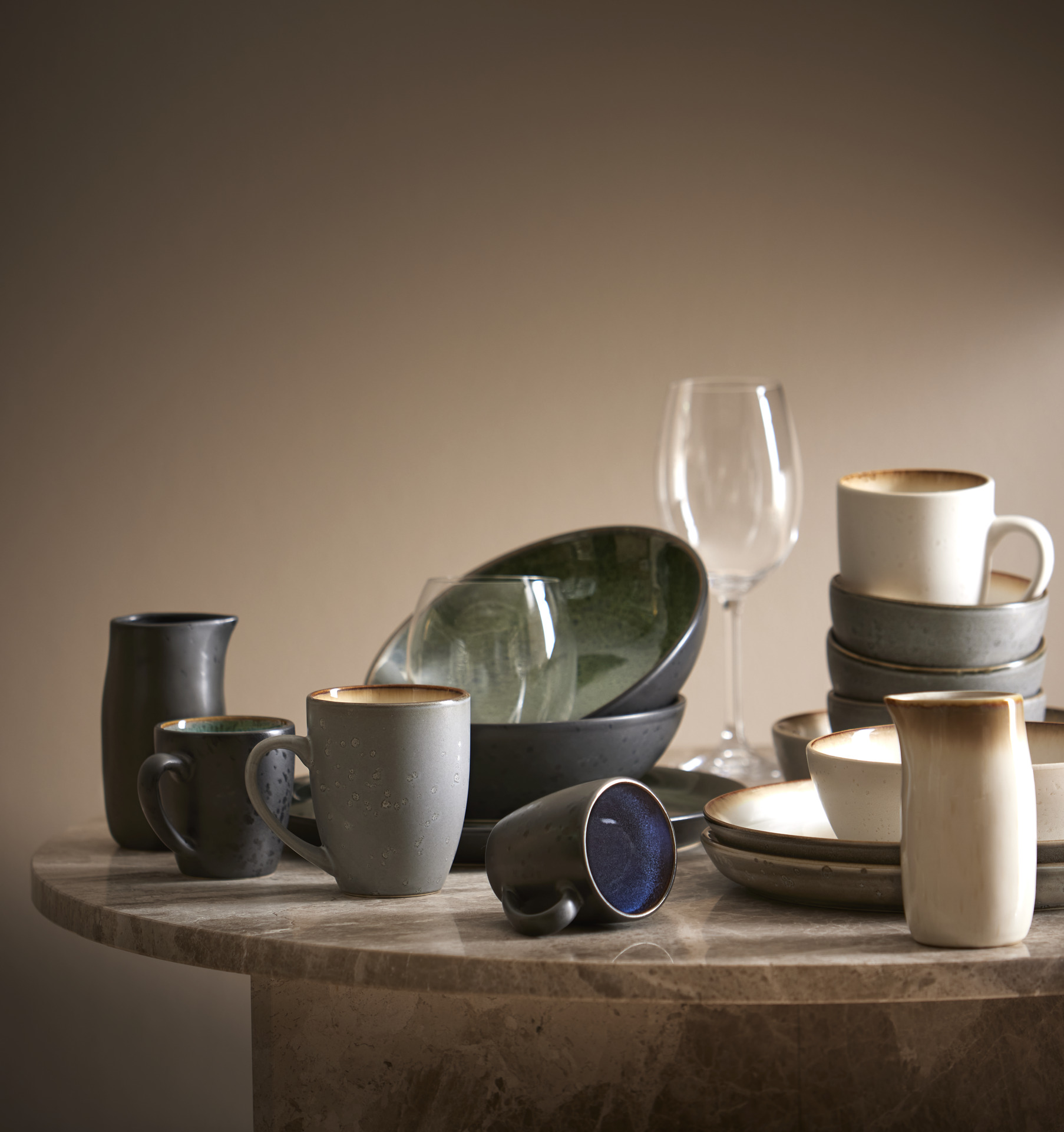 porslin i form av skålar och tallrikar står uppdukade på ett matbord