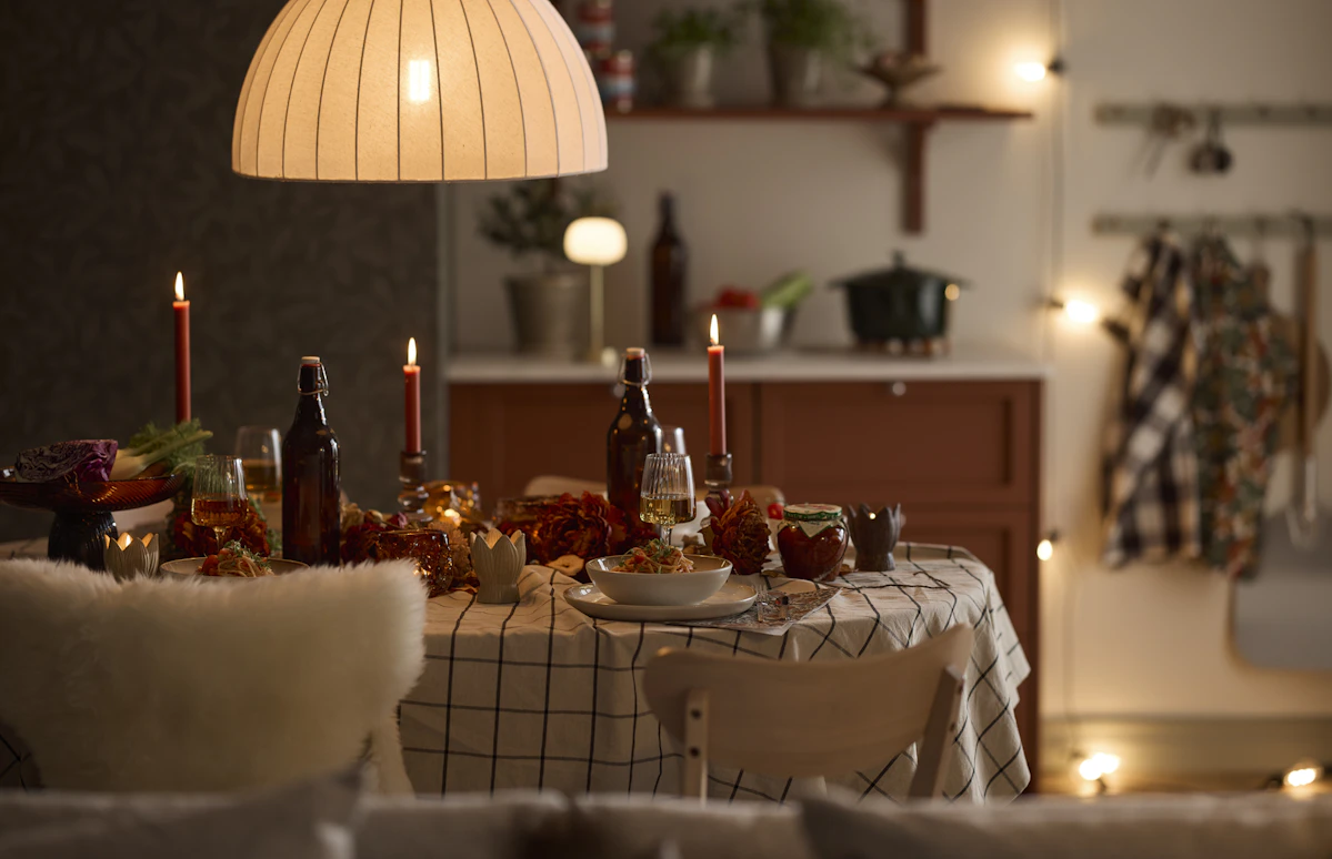 en dukat bord med höstig dekoration