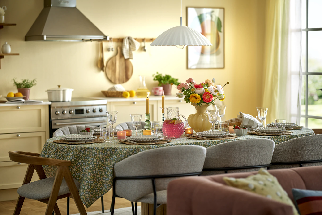 ett dukat bord med stolar runt om står i ett gult kök
