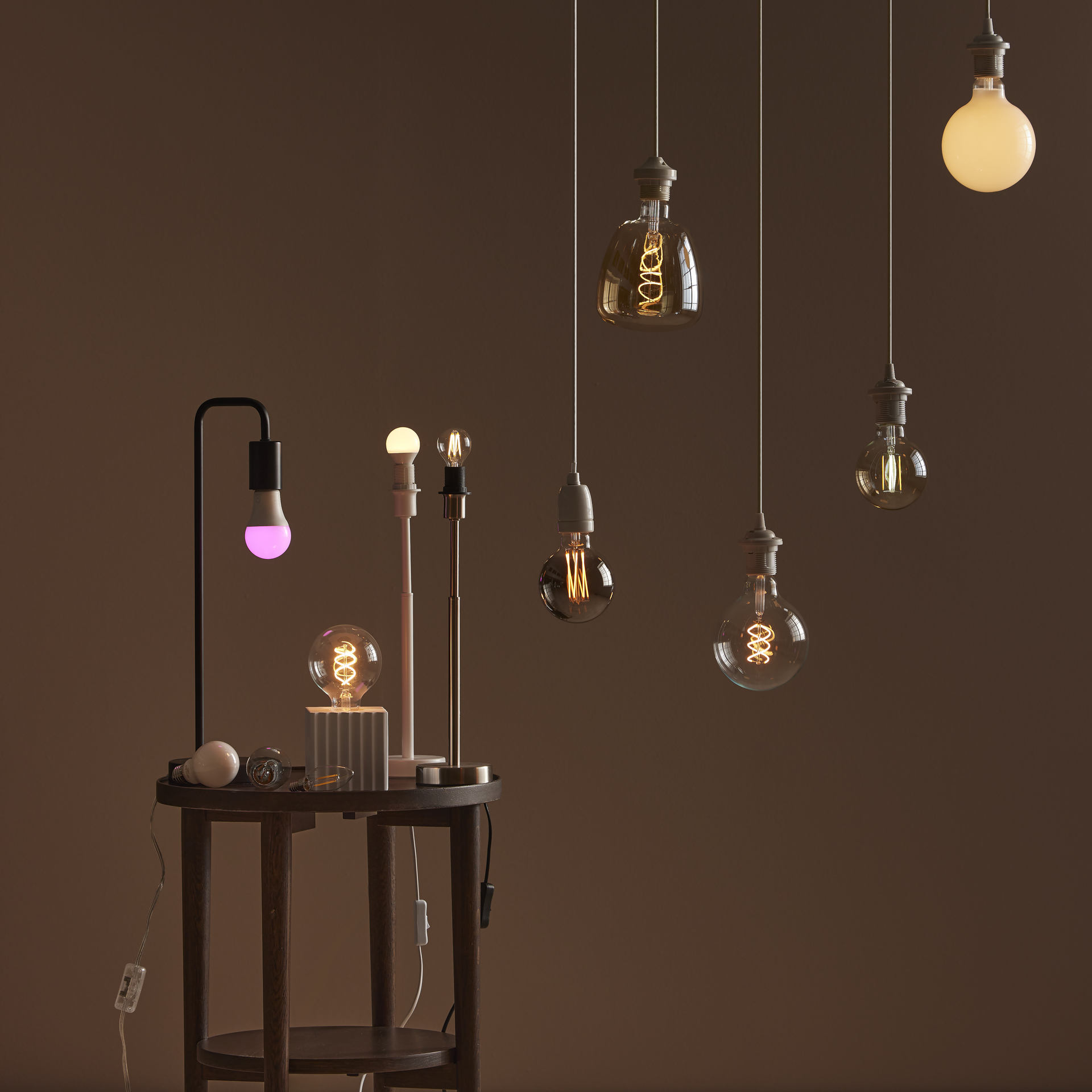 smarta lampor står på ett bord samt hänger ner från taket