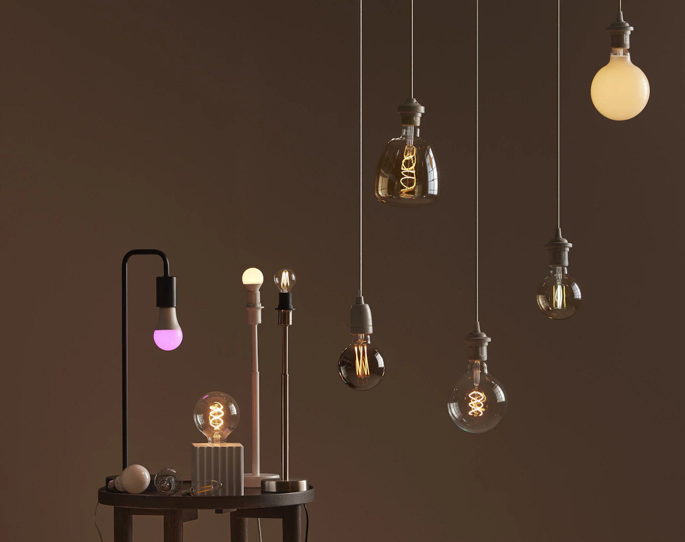 smarta lampor står på ett bord samt hänger ner från taket