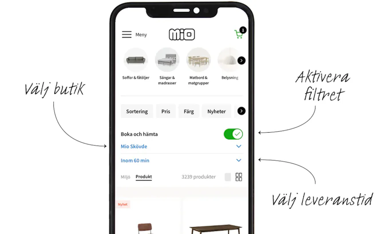 Bild på smartphone som visar skärmbild från mio.se och förklarar att för att se vad som finns i din butik ska man först aktivera filtret, sedan välja butik och därefter leveranstid. 