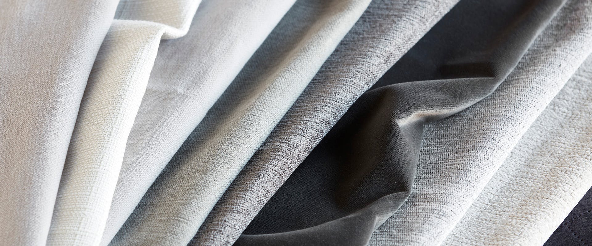 tyger i olika färger ligger ihopvikta i en hög