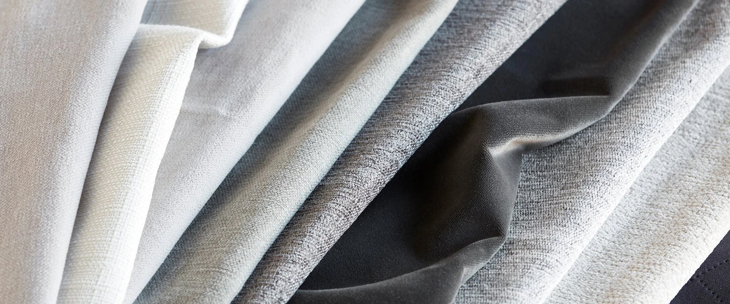 tyger i olika färger ligger ihopvikta i en hög