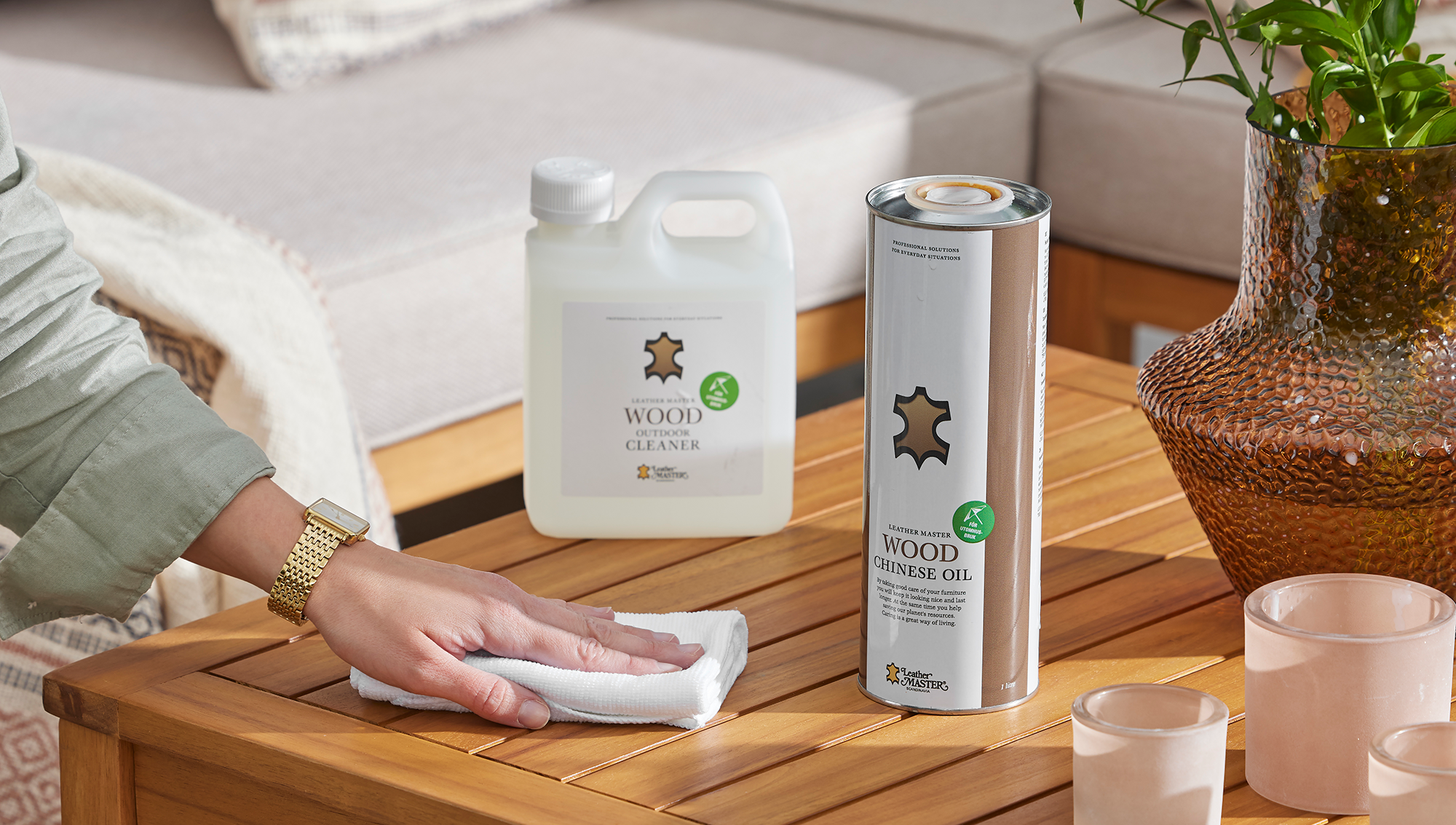 en video som visar hur du oljar och skyddar dina utemöbler