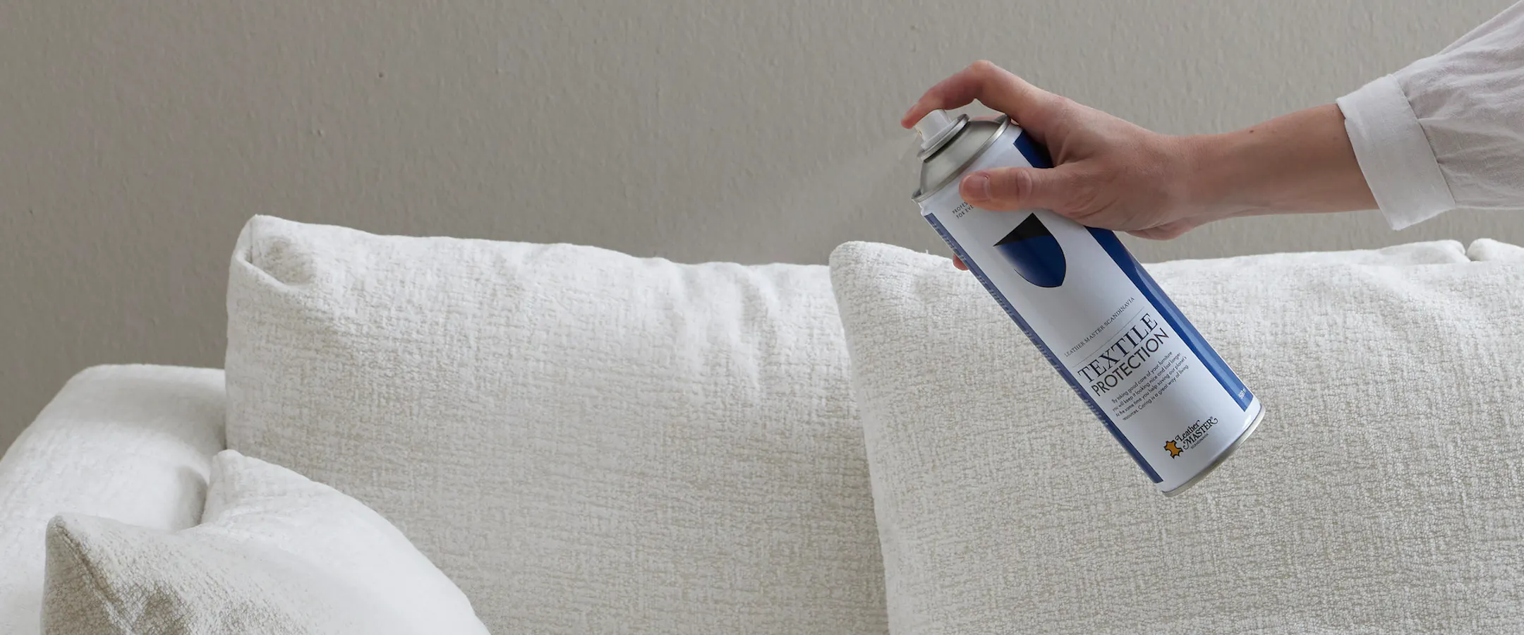Vit soffa impregneras och skyddas mot fläckar