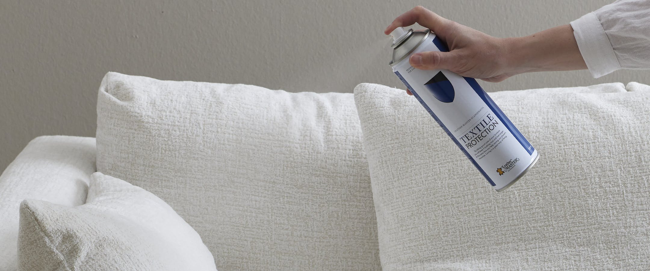 en video som visar hur du gör rent, impregnerar och skyddar en lädersoffa