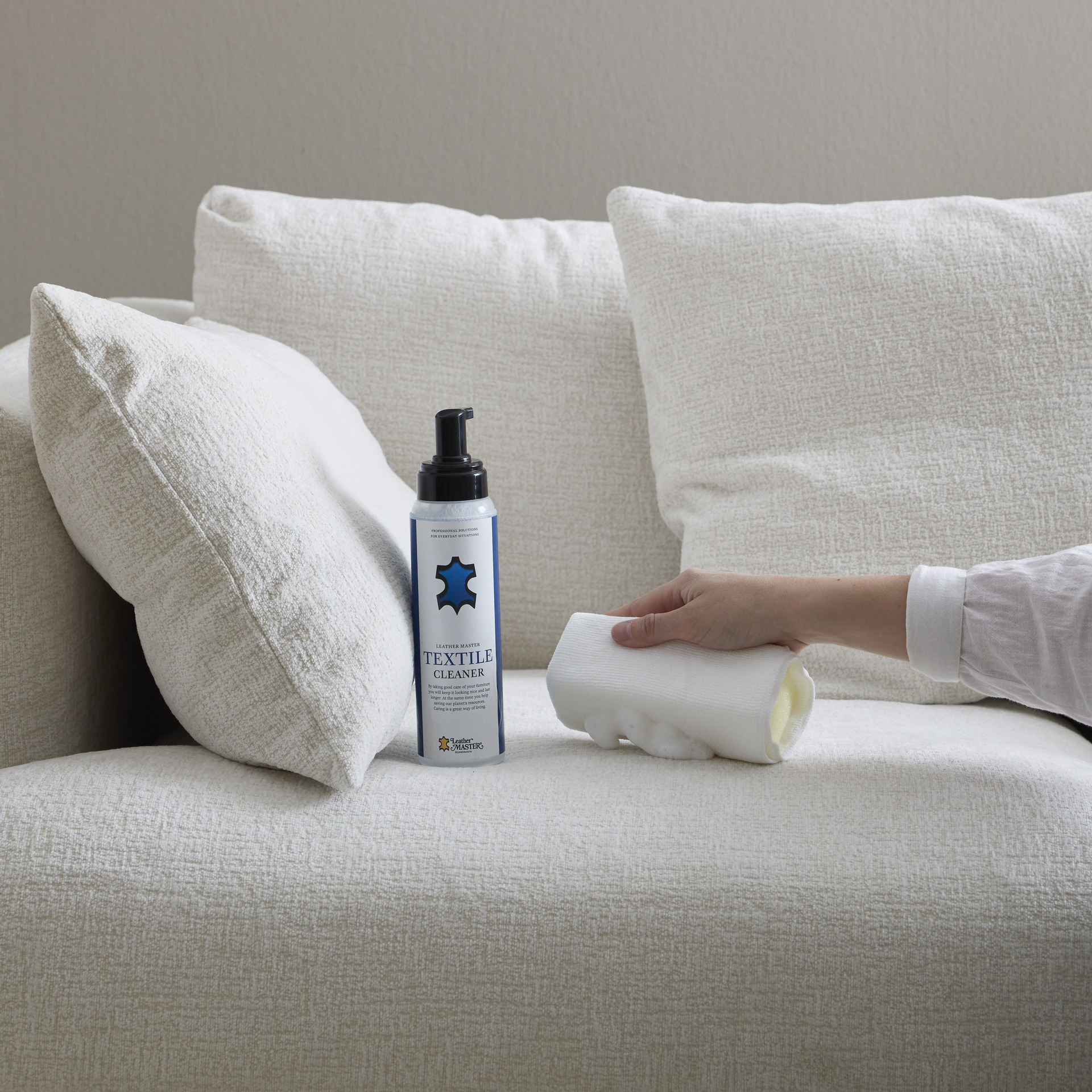 en video som visar hur du gör rent soffan från smuts