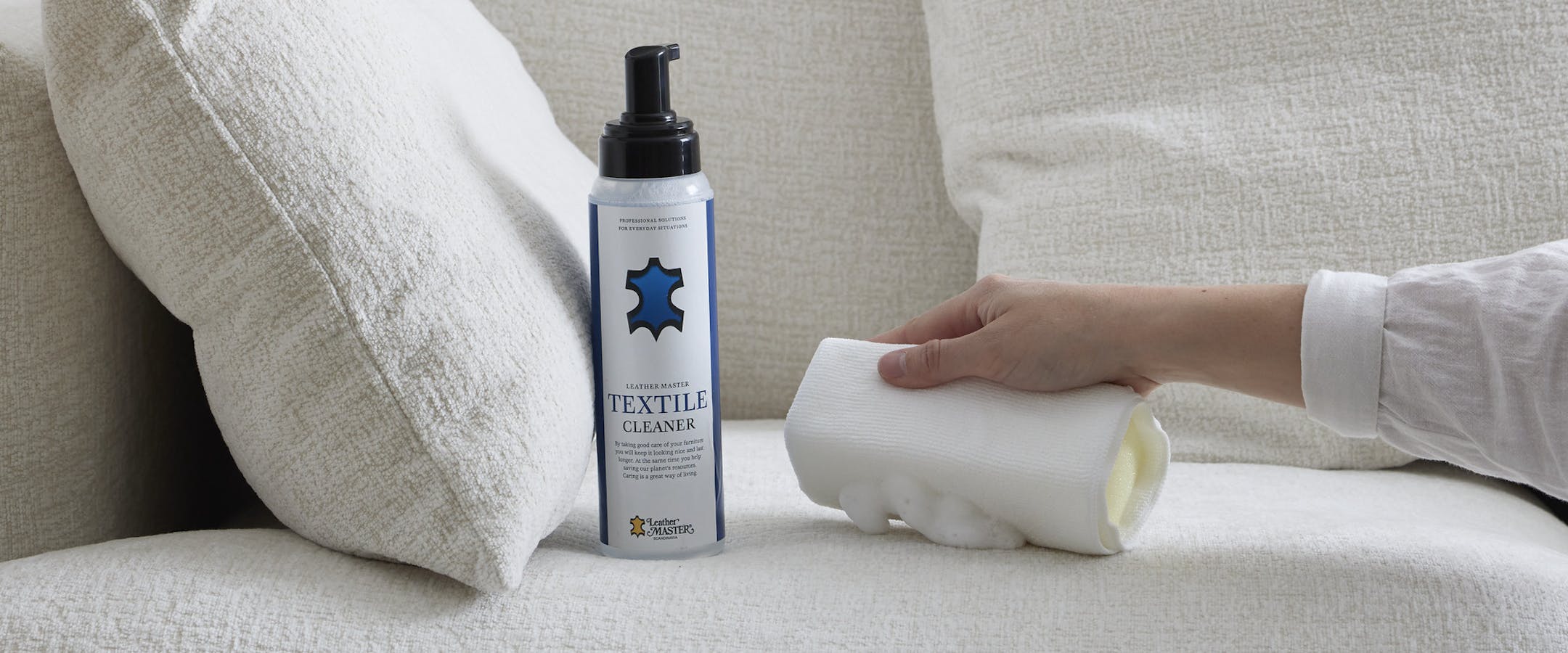 en video som visar hur du gör rent soffan från smuts