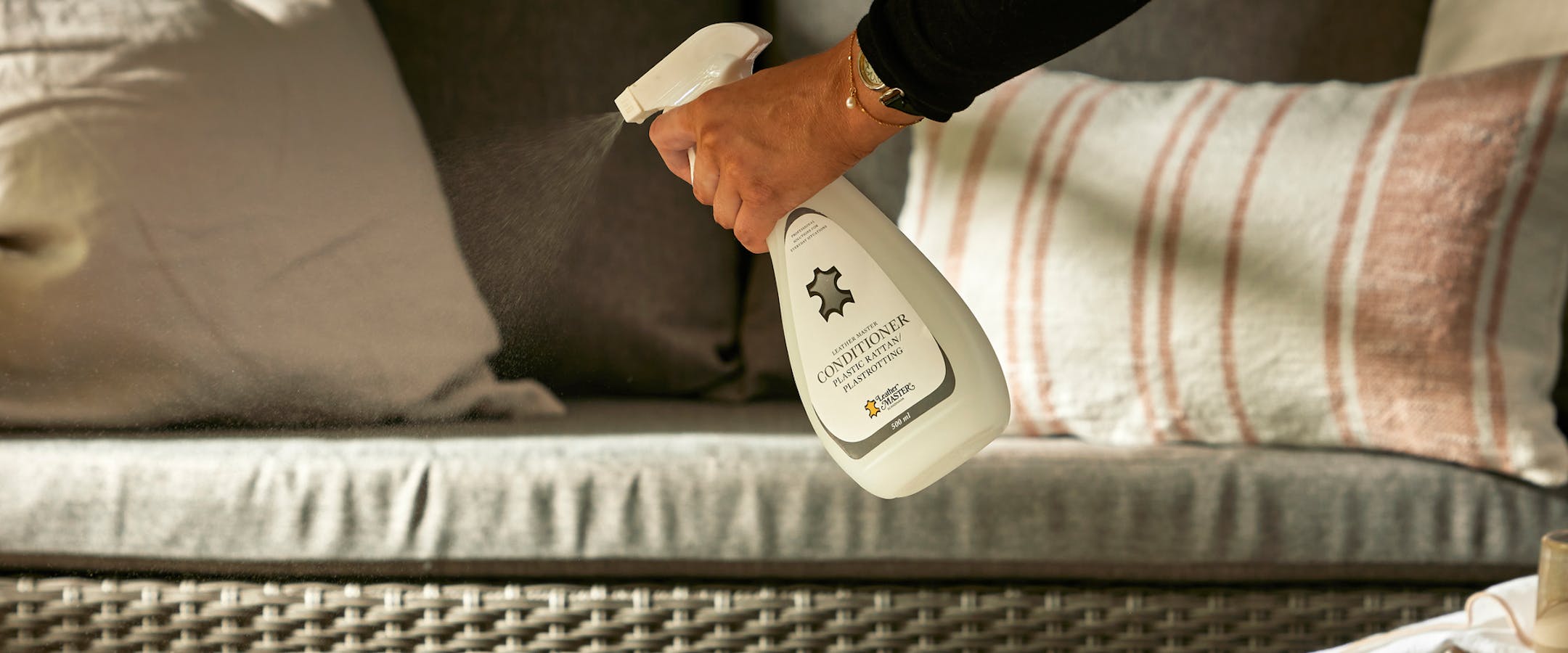 en video som visar hur man skyddar sina utemöbler i konstträ