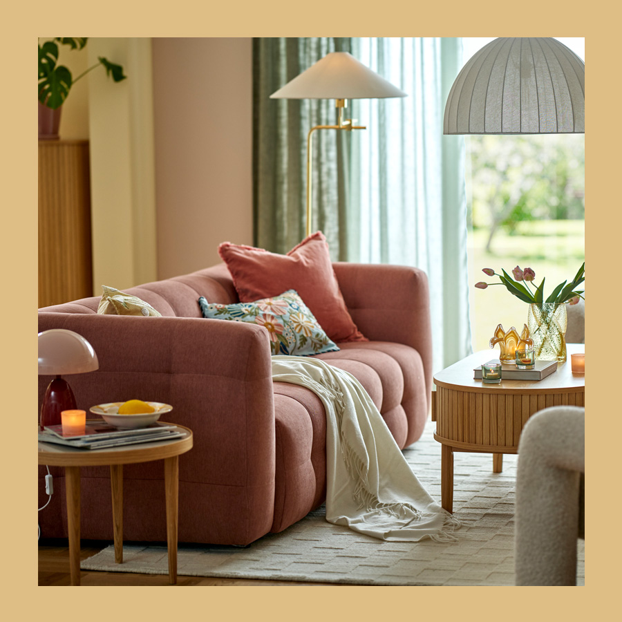 Soffa med bubbligt utseende i mörk gammelrosa färg