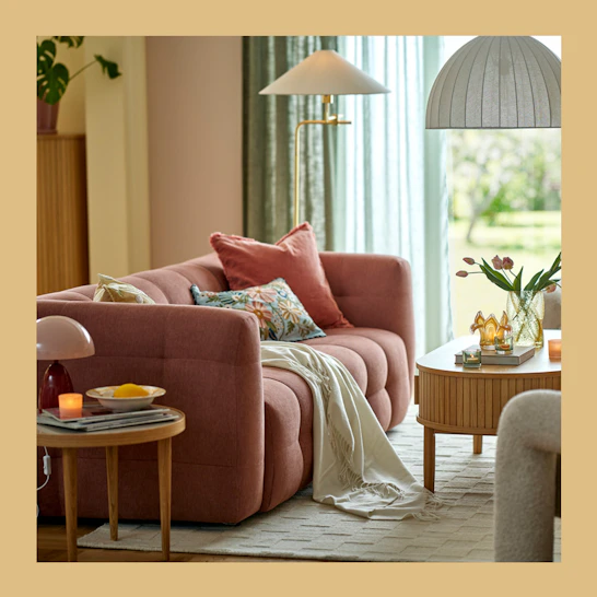 Soffa med bubbligt utseende i mörk gammelrosa färg