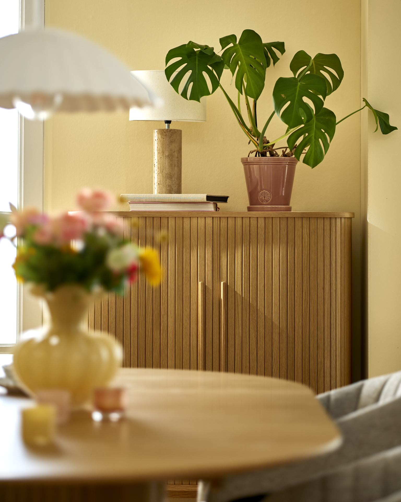 ett ribbat skåp står mot en gul vägg