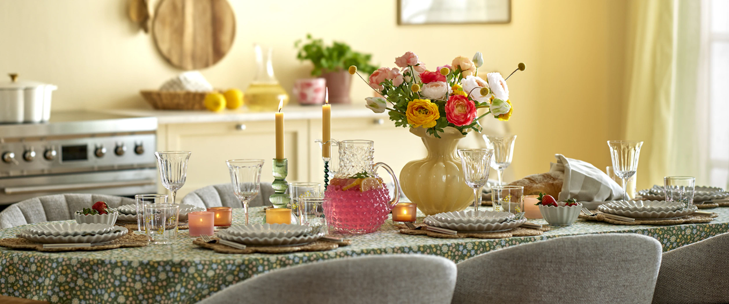 ett matbord står dukat med påskiga detaljer i ett gult kök
