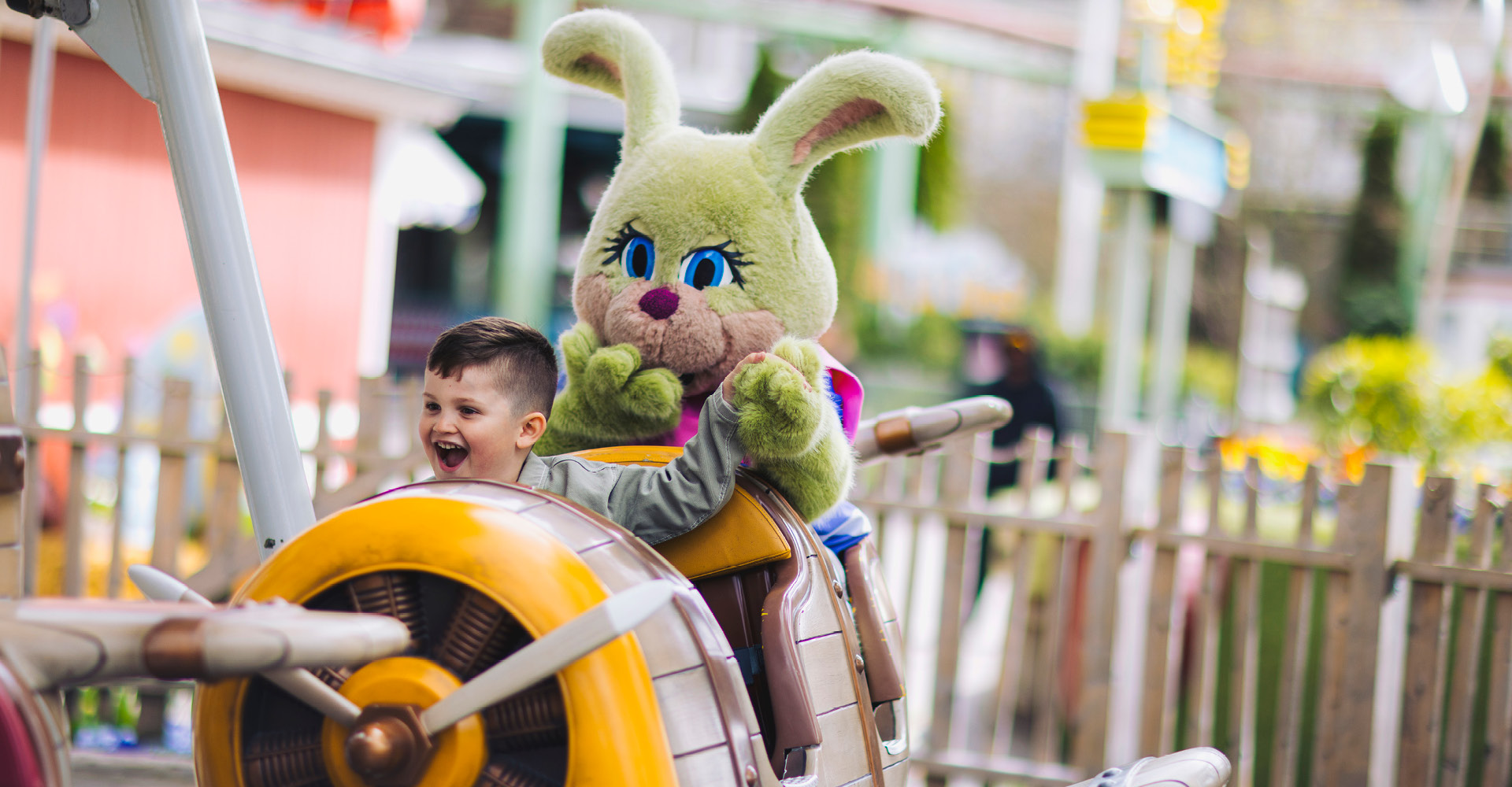 I en åkattraktion sitter ett barn med en Lisebergskanin bakom