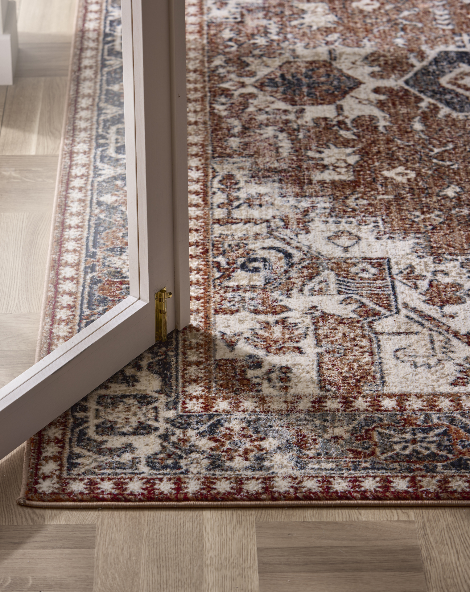 Vävd matta med låg lugg och dekorativt mönster i vintagestil. 