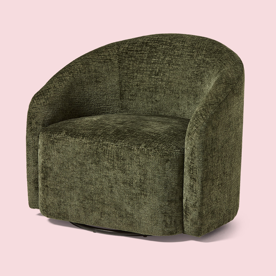 Fåtölj i grönt med runda former och snurrfot mot en ljusrosa bakgrund.