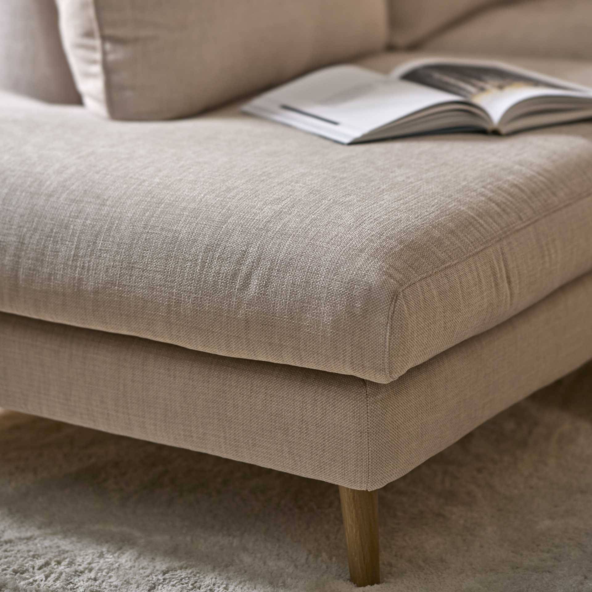 Närbild på divanen på en beige soffa