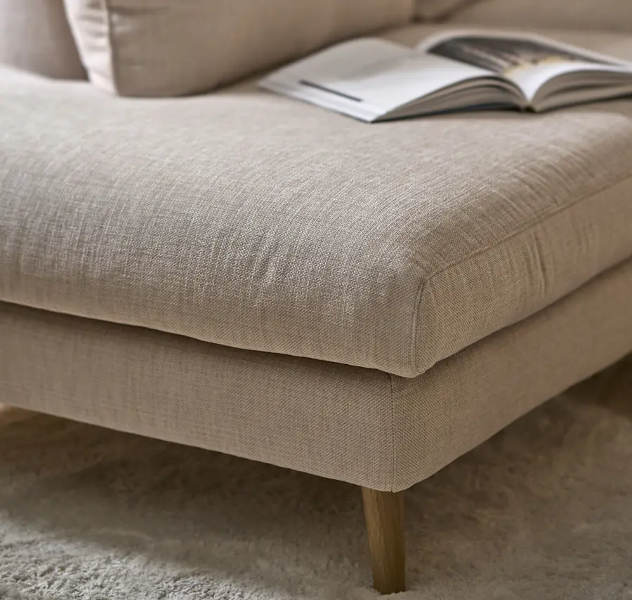 Närbild på divanen på en beige soffa